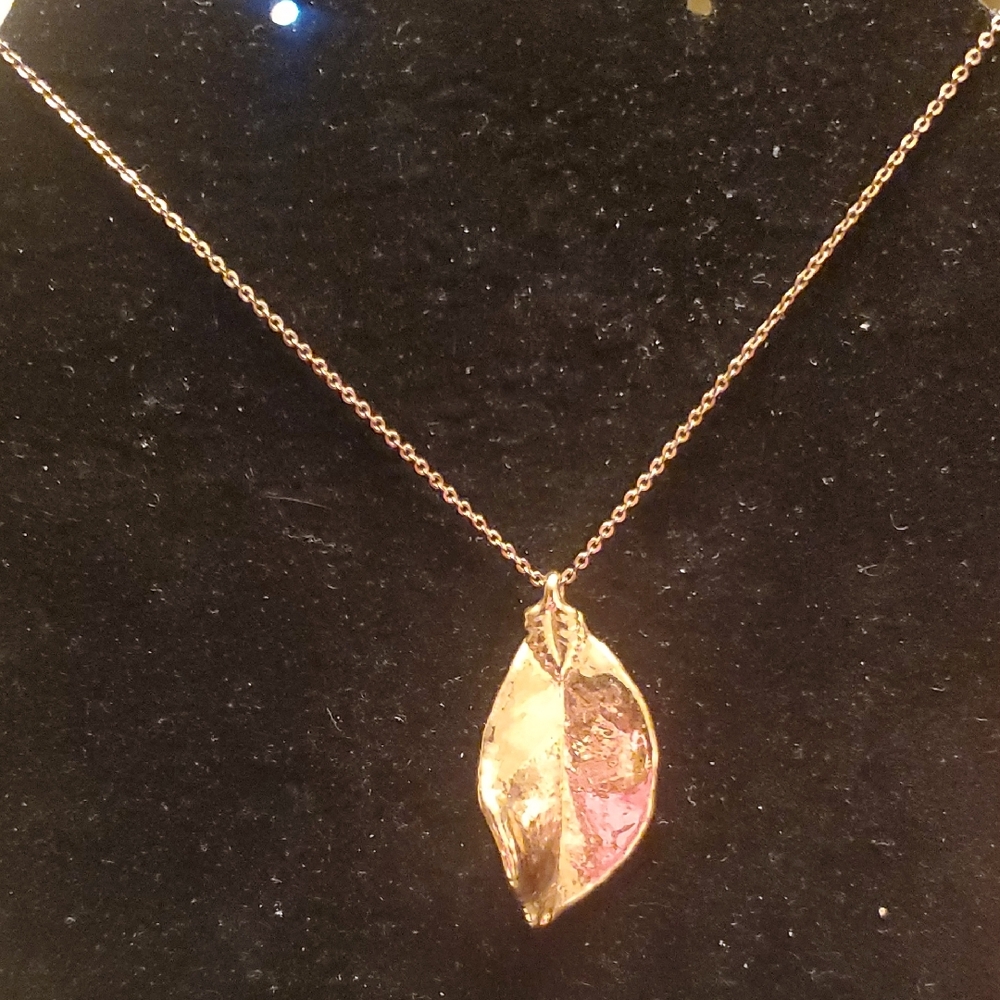 Elegant Gold Leaf Pendant Necklace
